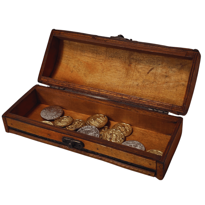 Geöffnete kleine braune Kiste mit Münzen drin