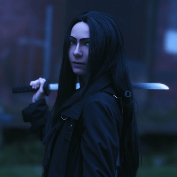 Vampir mit langen, schwarzen Haaren und Schwert auf der Schulter