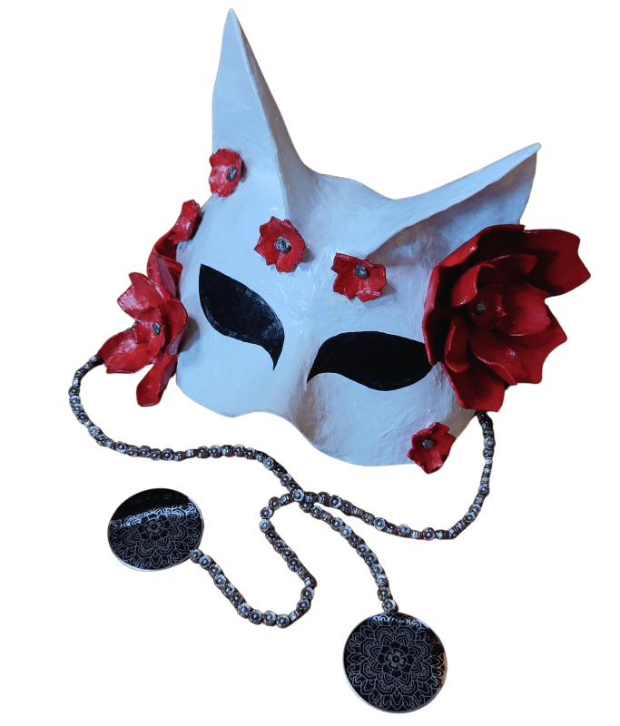 weiße Halbmask mit Katzenohren und roten Blüten