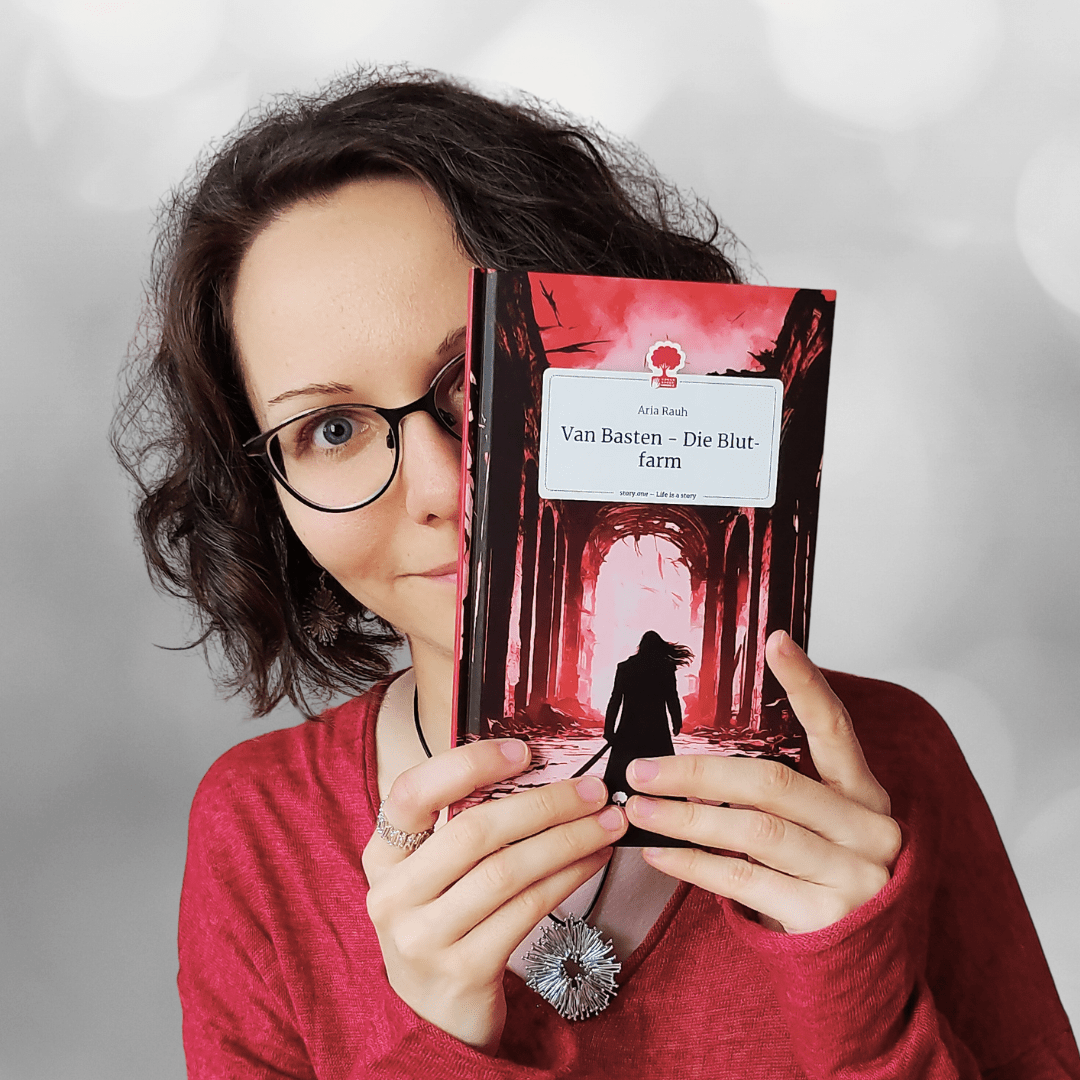 Die Autorin Aria Rauh liest in einem Buch.