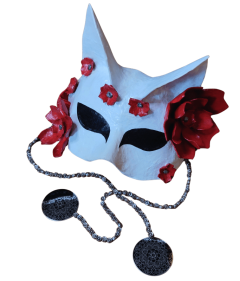 Weiße Maske mit roten Blüen